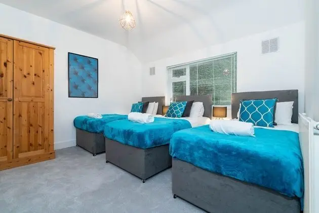 Spacious House With Garage and Garden South of Birmingham Centre