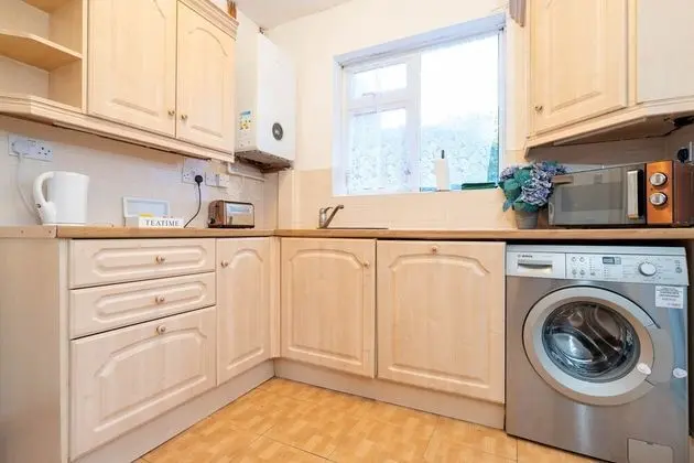 Spacious House With Garage and Garden South of Birmingham Centre - Mutfak