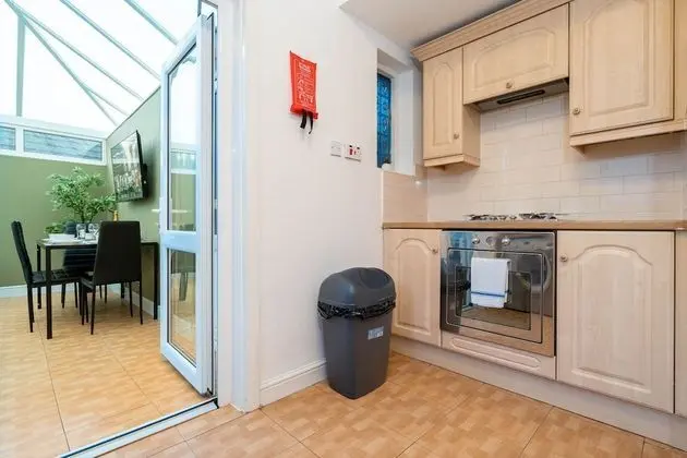 Spacious House With Garage and Garden South of Birmingham Centre - Oda Düzeni
