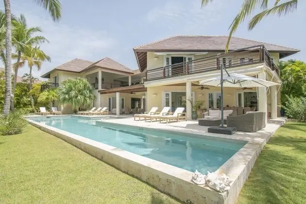 Spacious Lake Front Villa With In-room Jacuzzis in Luxury Golf and Beach Resort