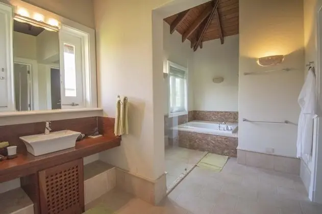 Spacious Lake Front Villa With In-room Jacuzzis in Luxury Golf and Beach Resort - Oda