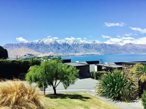Spacious Lake View Alpine Townhouse Walk TO Town