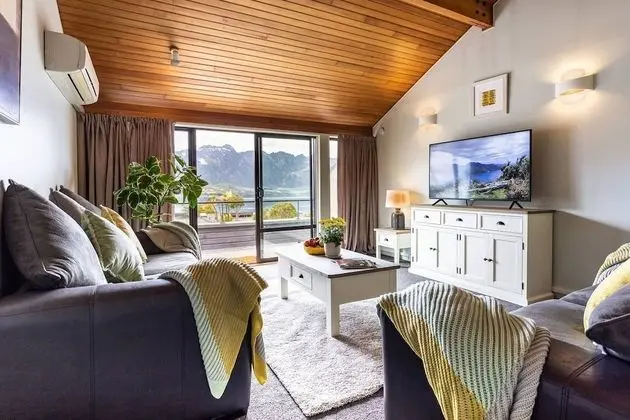Spacious Lake View Alpine Townhouse Walk TO Town - Öne Çıkan Resim