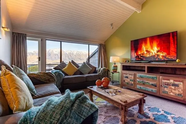 Spacious Lake View Townhouse Alpine Walk TO Town