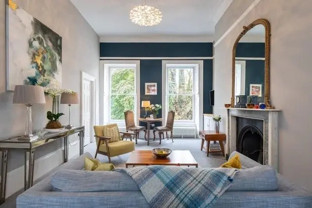 Spacious Light-filled Period Apartment - Central Bath