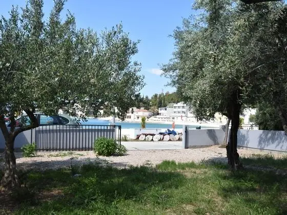 Spacious and Modern Apartment on the Beach in Klek - Havuz