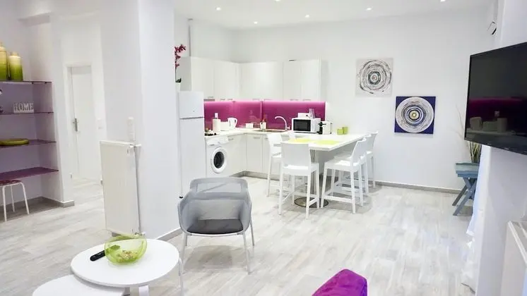 Spacious Modern Apt in Athens near Metro