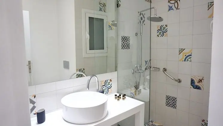 Spacious Modern Apt in Athens near Metro - Banyo Tipleri