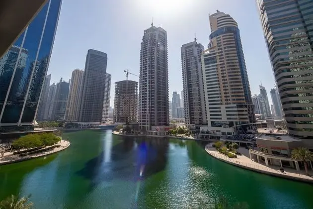 Spacious + Modern Studio in JLT - Sleeps 3