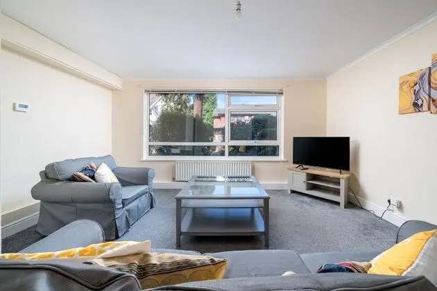 Spacious Pet Friendly 2-bed Apartment in Redhill