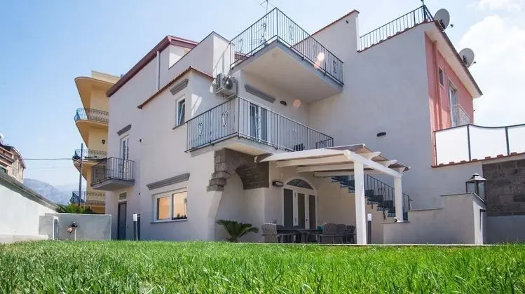 Spacious Villa with Pool - Dış Mekan