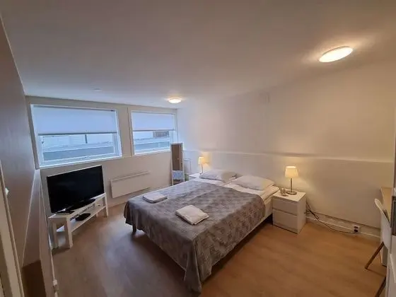 Spacious Private Room, Queen Bed, Close To Center