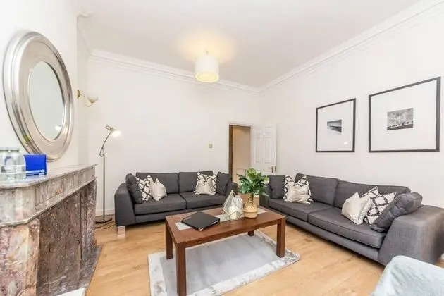 Spacious and Recently Modernised Two-bedroom Apartment in Kensington