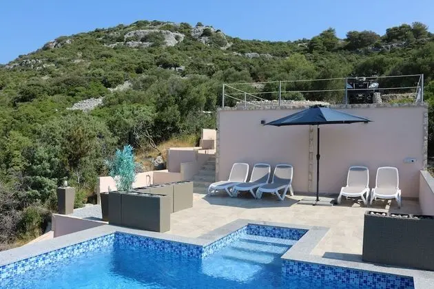 Spacious Robinson House Iris With Pool