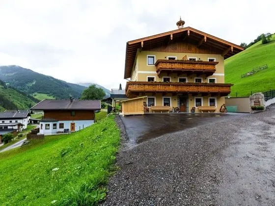 Spacious in Saalbach-hinterglemm With Ski Boot Heaters - Dış Mekan