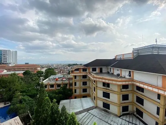 Spacious And Scenic Studio At Majesty Apartment Bandung