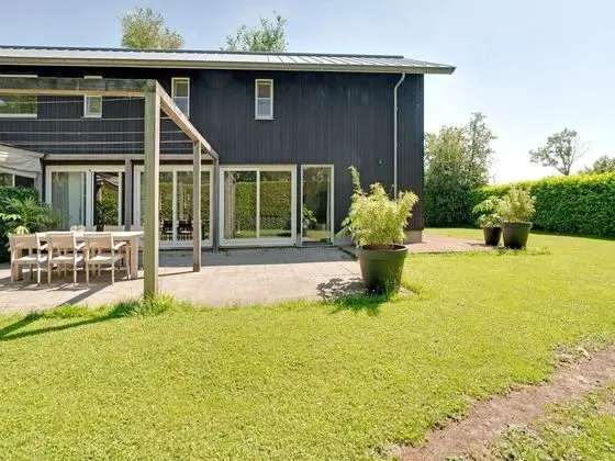 Spacious and Stylish Family Home in Grou - 1