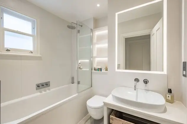 Spacious Three Bedroom Garden Flat Near Clapham Common by Underthedoormat - Banyo Tipleri