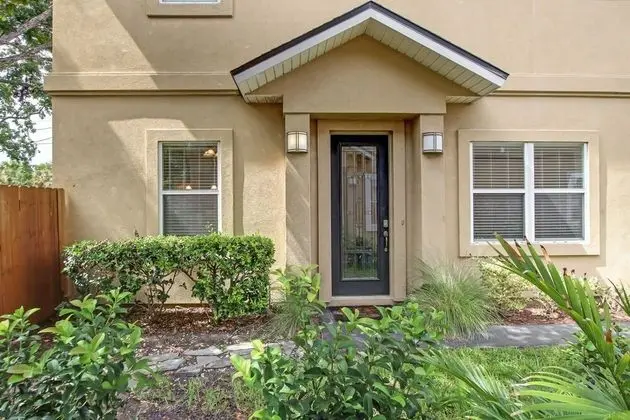 Spacious Townhome, 10 min to the Beach, Dogs OK!