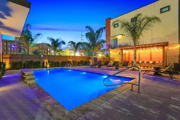 Spacious Townhouse with Balcony