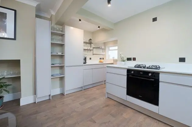 Spacious two Bedroom Maisonette With Private Garden in Balham by Underthedoormat - Mutfak