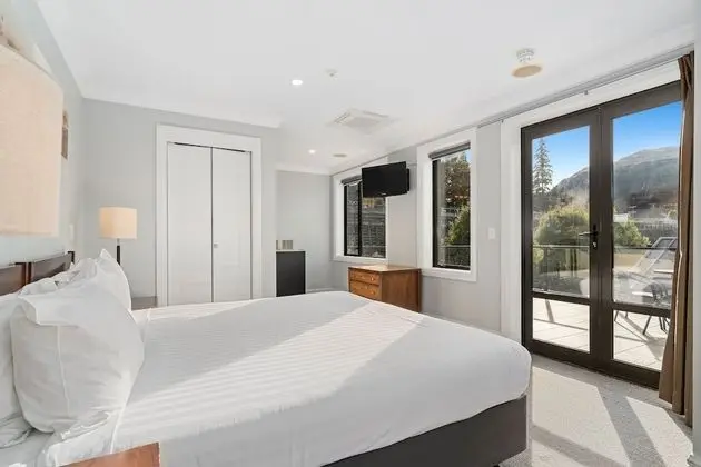 SPACIOUS UNIT WITH VIEWS AND BALCONY - Oda