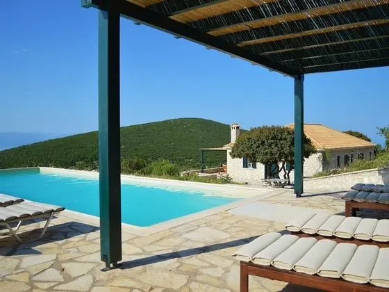 Spacious Villa in Vasiliki with Swimming Pool & Hot Tub - Dış Mekan
