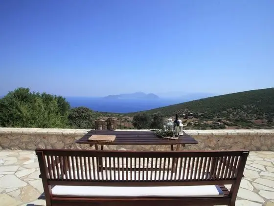 Spacious Villa in Vasiliki with Swimming Pool & Hot Tub - Dış Mekan