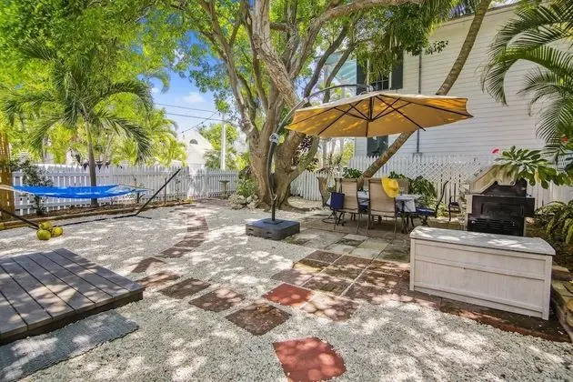 Spanish Lime Cottage by Avantstay Ideal Old Town Key West Location! Month Long Stays Only