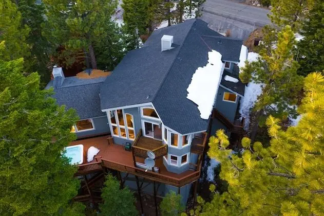 Sparrow by Avantstay Modern Mountain Retreat w/ Hot Tub, Pool Table & Games!