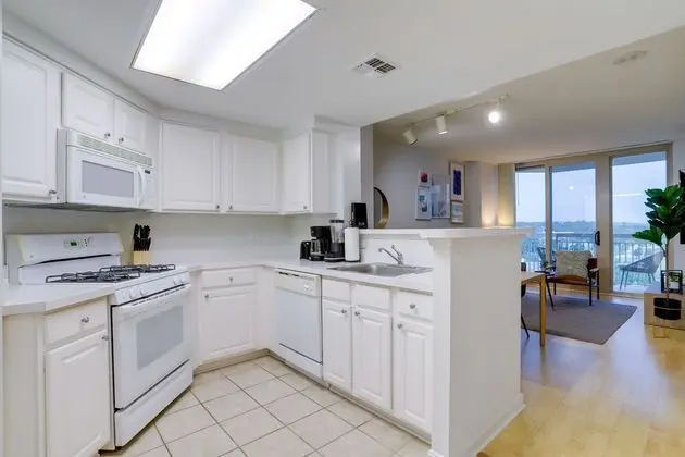 Spectacular 1 BR Condo at Ballston - Mutfak