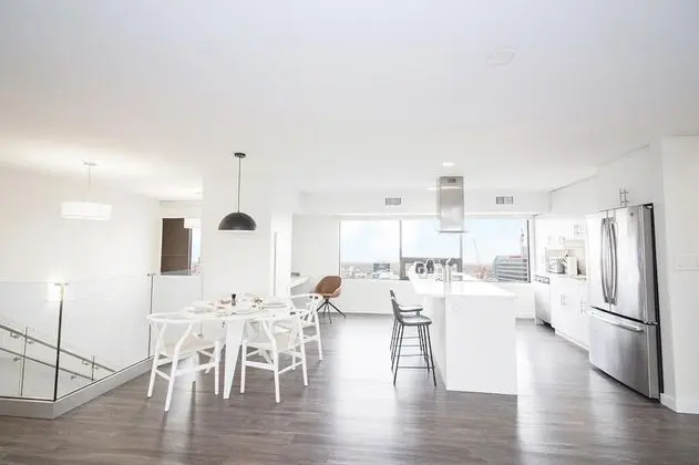 Spectacular 2bedroom and 2bath Penthouse With Parking