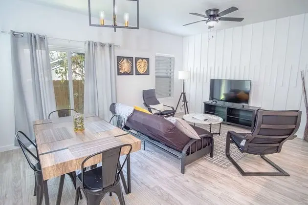 Spectacular Cozy 3 Br/2.5 BA Apt Near Downtown - İç Mekan