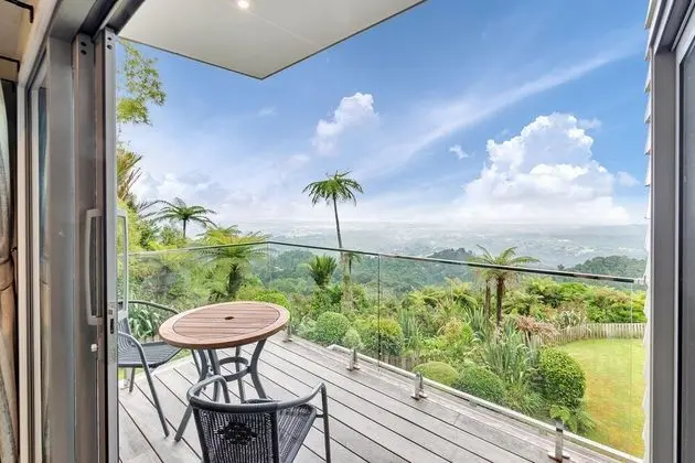 Spectacular Hilltop Retreat near Piha