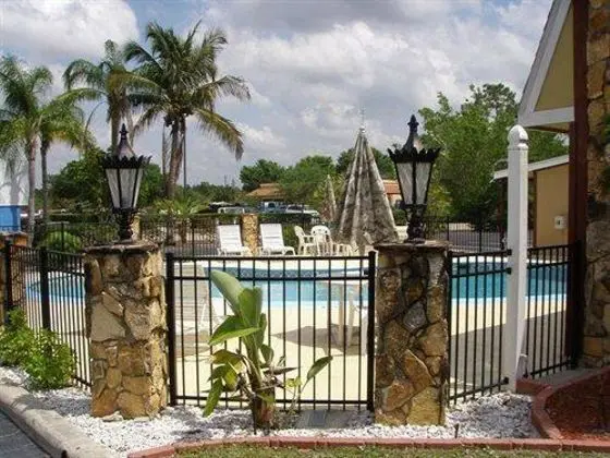 Spinnaker Inn of Naples