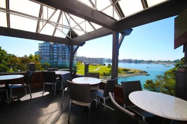 Spinnakers Brew Pub & Guest Houses