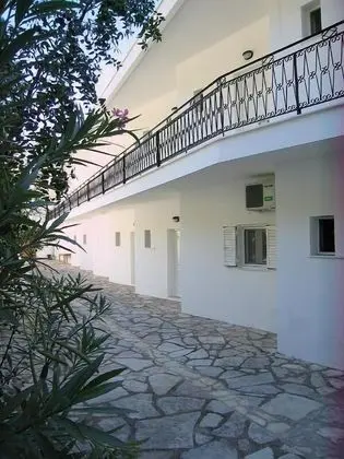 Spiros Studios - Dış Mekan