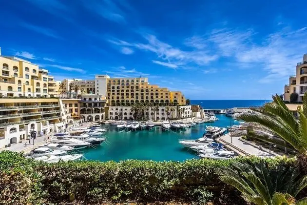 Splendid 2BR Apartment, Steps to St Georges Bay