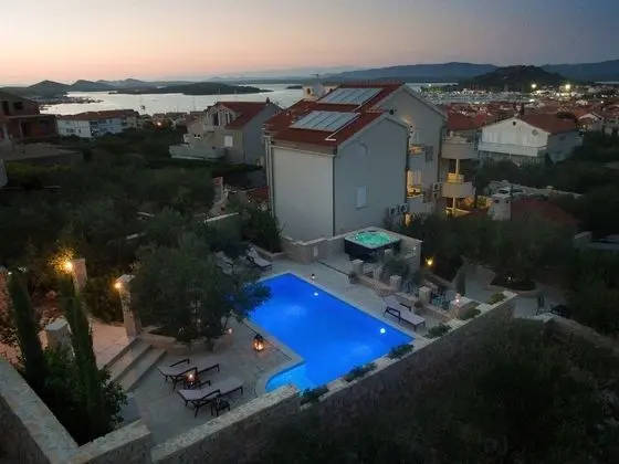 Splendid Apartment in Murter With Swimming Pool - Dış Mekan