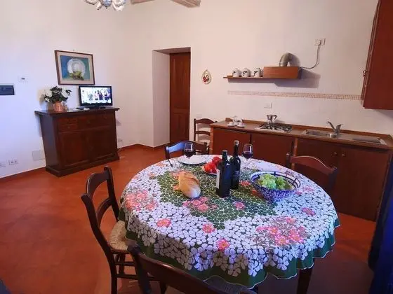 Splendid Farmhouse in Gualdo Cattaneo with Hot Tub - Yerinde Yemek