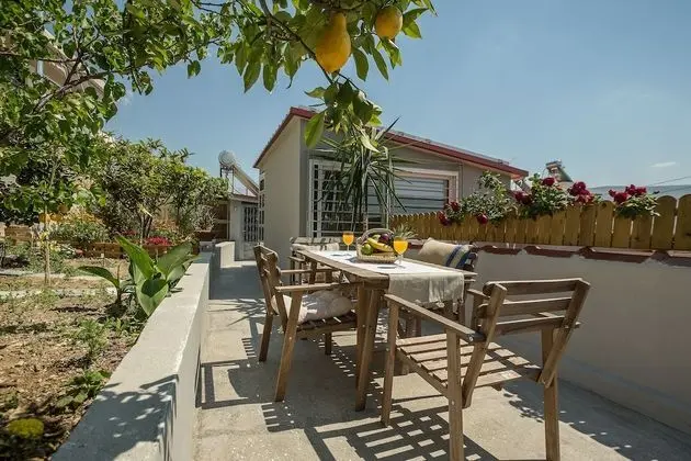 Splendid Views from a Cozy Cottage with a Garden Terrace