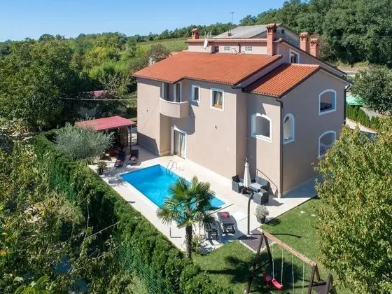 Splendid Villa in Vižinada with Hot Tub