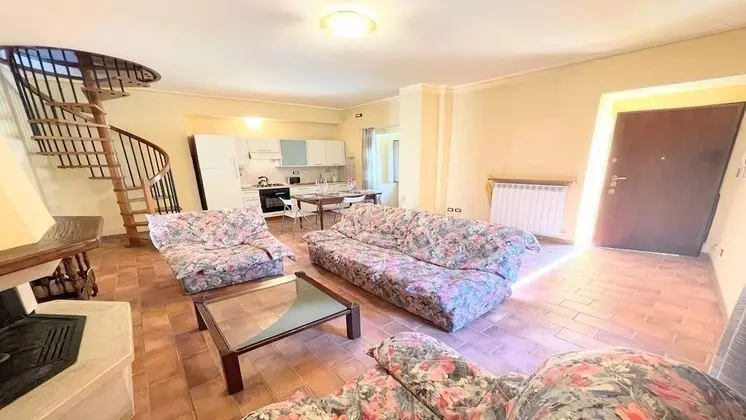 Spoleto Detached Villa Centrally Located - car Unnecessary - Wifi - Sleeps 10 - Oda