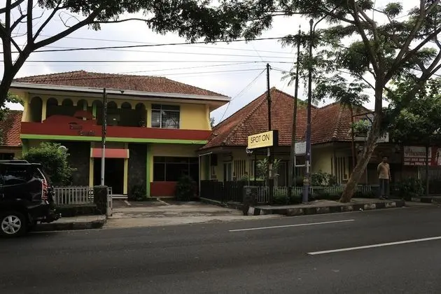 SPOT ON 1708 Hotel Budi Famili 1 Syariah - Dış Mekan