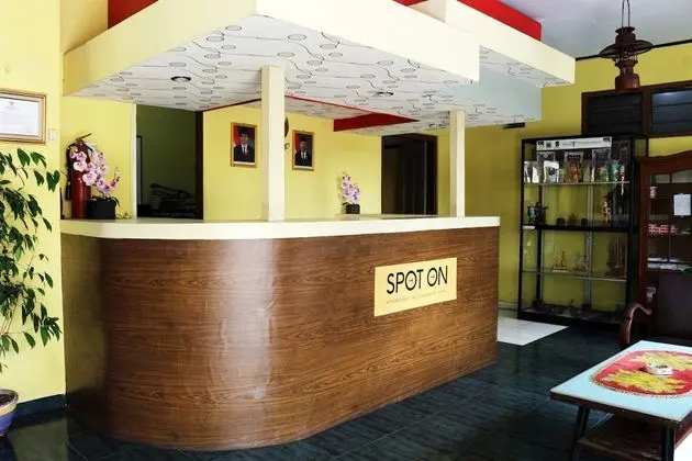 SPOT ON 1708 Hotel Budi Famili 1 Syariah - Lobi