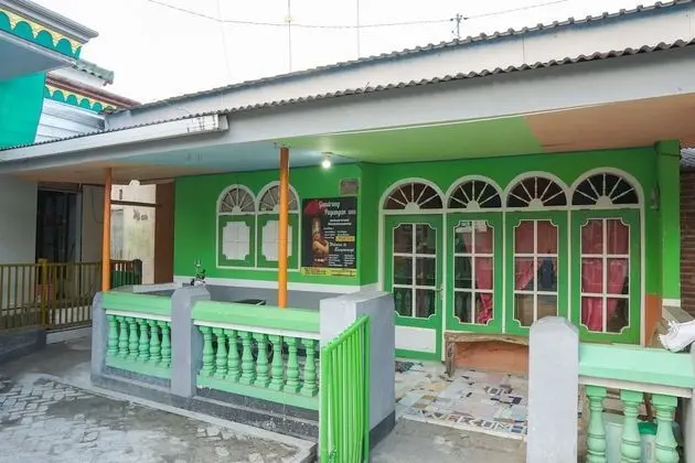 SPOT ON 1762 Gandrung Payungan Family Inn - Dış Mekan