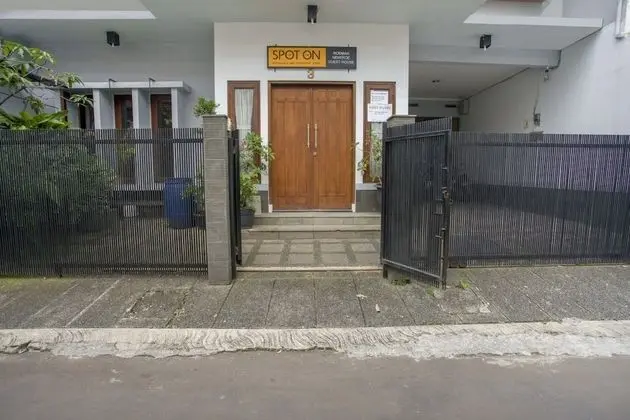SPOT ON 1792 Roemah Nenekoe Guest House