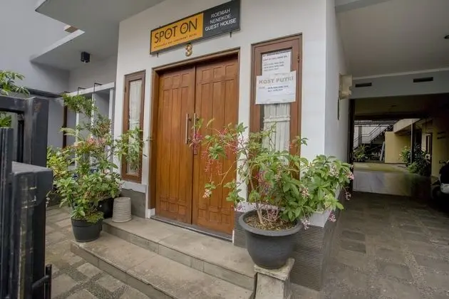 SPOT ON 1792 Roemah Nenekoe Guest House - Lobi