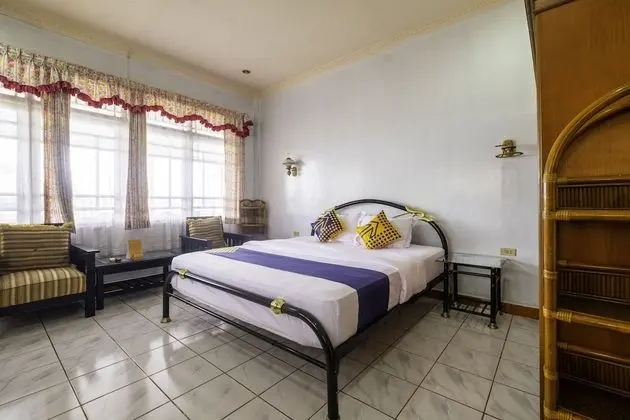 SPOT ON 1896 Hotel Mahkota Pantai