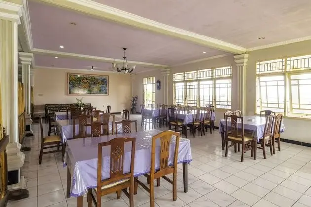SPOT ON 1896 Hotel Mahkota Pantai - Yerinde Yemek